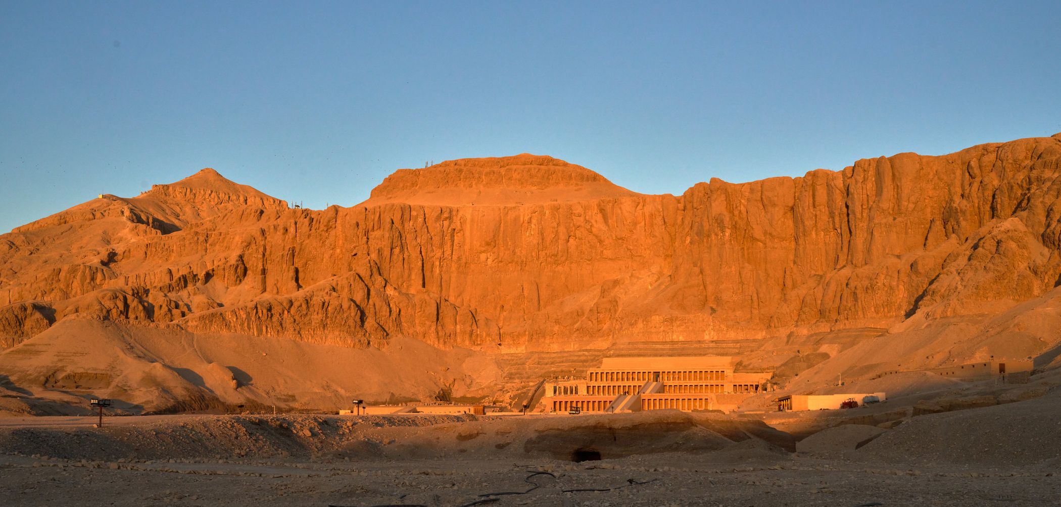 Día 2 · Deir el-Bahari al amanecer