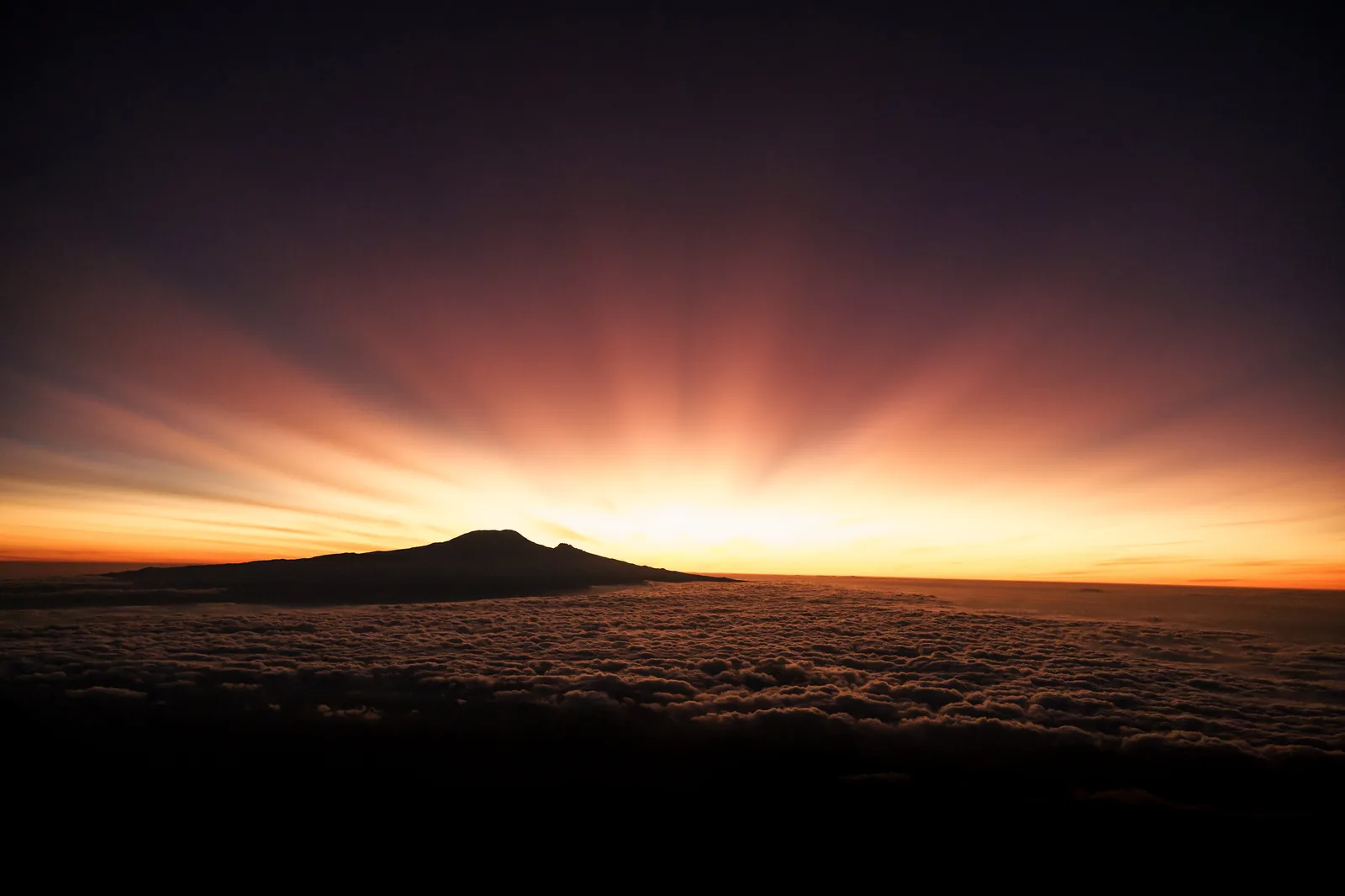 El Kilimanjaro recortado sobre el mar de nubes al amanecer