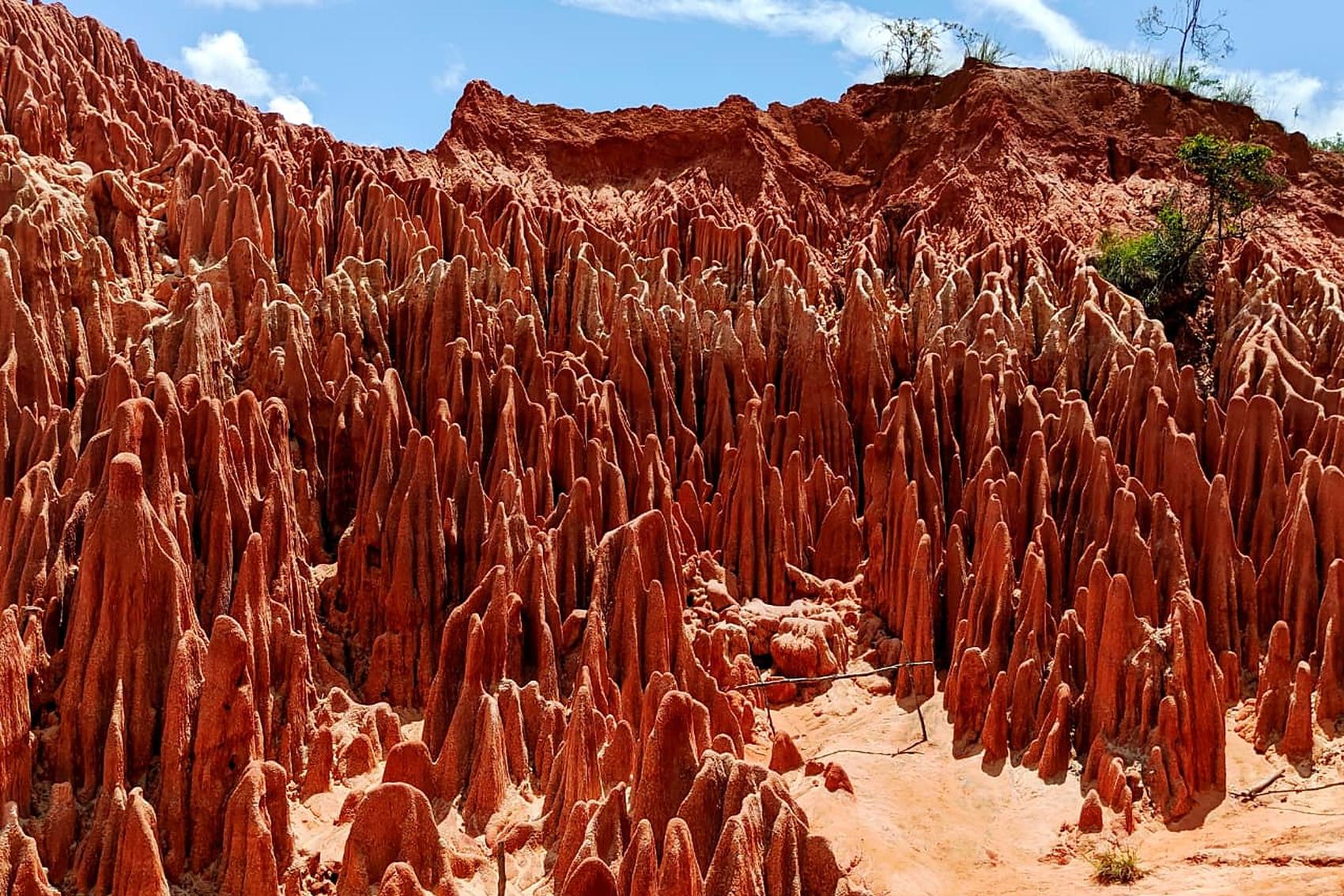 Tsingy sobre el mar en el norte de Madagascar