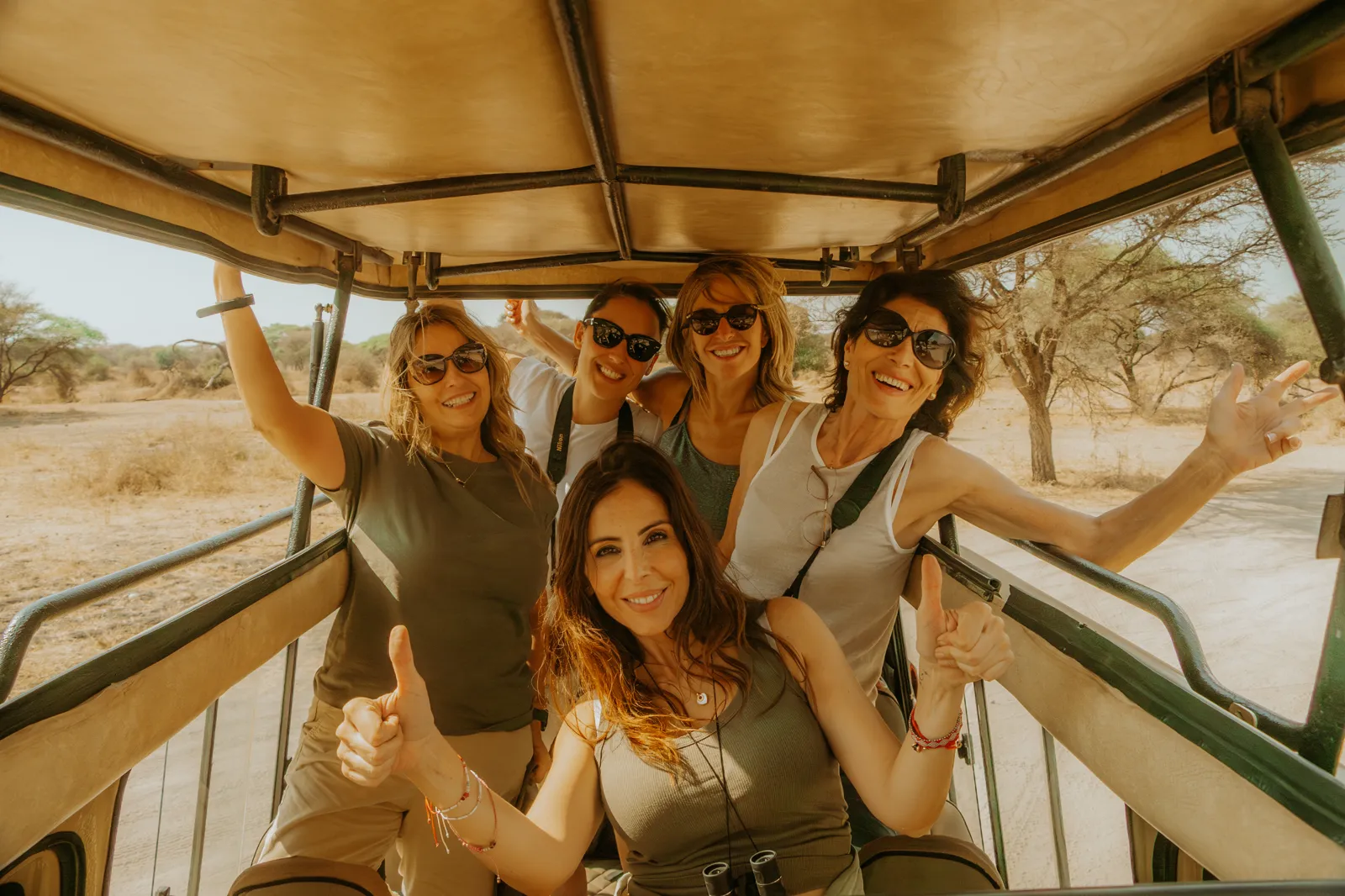 Un grupo de viajeras dentro de un 4x4 de safari