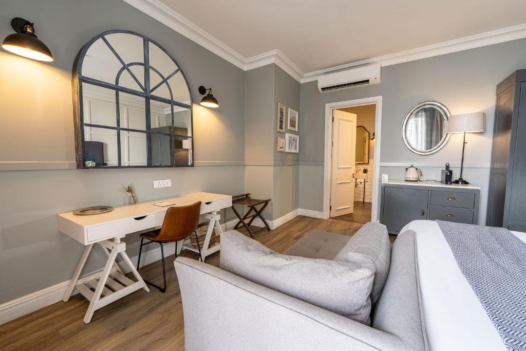 The Weinberg · Courtyard Room